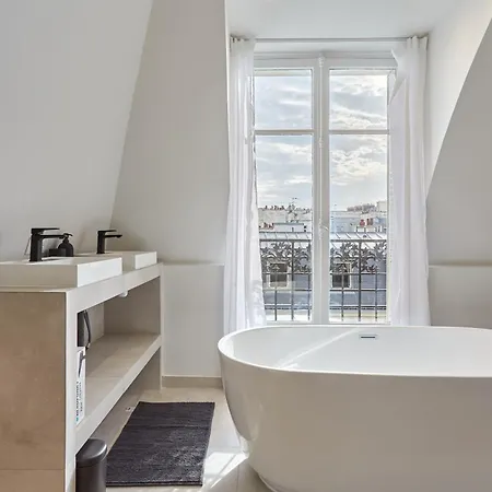 Spacious 3 Bedroom - Luxe Trocadero Daire