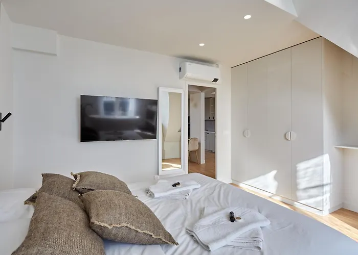 Spacious 3 Bedroom - Luxe Trocadero Paris