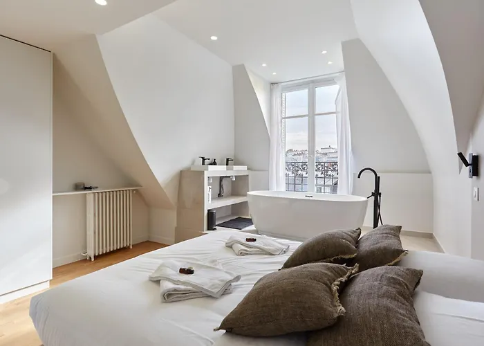 Spacious 3 Bedroom - Luxe Trocadero شقة